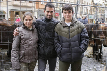 El pasado fin de semana se celebró en Estella la feria en honor a San Andrés. En la plaza de Santiago tuvo lugar la tradicional exhibición de ganado y en la vecina plaza de los Fueros, se expuso una muestra de artesanía de la comarca. Además, a lo largo de toda la jornada se desarrollaron diversas exhibiciones y concursos. Tampoco faltaron las degustaciones, entre las que destacó una exquisita ternera que se asó en la plaza de San Martín.