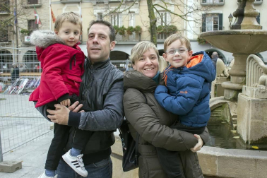 El pasado fin de semana se celebró en Estella la feria en honor a San Andrés. En la plaza de Santiago tuvo lugar la tradicional exhibición de ganado y en la vecina plaza de los Fueros, se expuso una muestra de artesanía de la comarca. Además, a lo largo de toda la jornada se desarrollaron diversas exhibiciones y concursos. Tampoco faltaron las degustaciones, entre las que destacó una exquisita ternera que se asó en la plaza de San Martín.