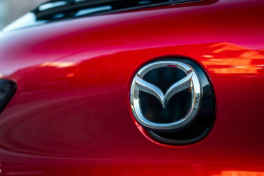 Imágenes del Mazda3 con el nuevo y revolucionario motor único en el mundo de 180 CV que se basa en ignición por compresión controlado por chispa y se beneficia de las ventajas tanto de los motores de gasolina como de los diésel.