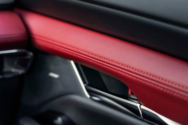 Imágenes del Mazda3 con el nuevo y revolucionario motor único en el mundo de 180 CV que se basa en ignición por compresión controlado por chispa y se beneficia de las ventajas tanto de los motores de gasolina como de los diésel.
