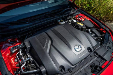 Imágenes del Mazda3 con el nuevo y revolucionario motor único en el mundo de 180 CV que se basa en ignición por compresión controlado por chispa y se beneficia de las ventajas tanto de los motores de gasolina como de los diésel.