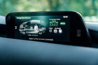 Imágenes del Mazda3 con el nuevo y revolucionario motor único en el mundo de 180 CV que se basa en ignición por compresión controlado por chispa y se beneficia de las ventajas tanto de los motores de gasolina como de los diésel.