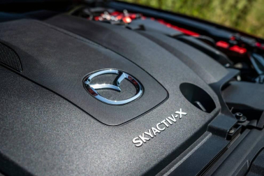 Imágenes del Mazda3 con el nuevo y revolucionario motor único en el mundo de 180 CV que se basa en ignición por compresión controlado por chispa y se beneficia de las ventajas tanto de los motores de gasolina como de los diésel.