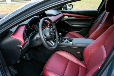 Imágenes del Mazda3 con el nuevo y revolucionario motor único en el mundo de 180 CV que se basa en ignición por compresión controlado por chispa y se beneficia de las ventajas tanto de los motores de gasolina como de los diésel.