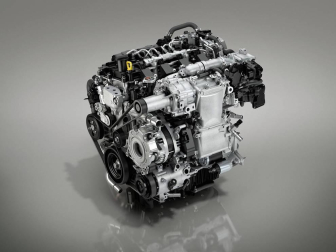 Imágenes del Mazda3 con el nuevo y revolucionario motor único en el mundo de 180 CV que se basa en ignición por compresión controlado por chispa y se beneficia de las ventajas tanto de los motores de gasolina como de los diésel.