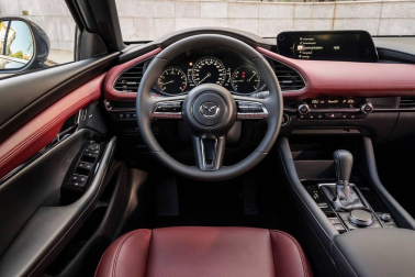 Imágenes del Mazda3 con el nuevo y revolucionario motor único en el mundo de 180 CV que se basa en ignición por compresión controlado por chispa y se beneficia de las ventajas tanto de los motores de gasolina como de los diésel.