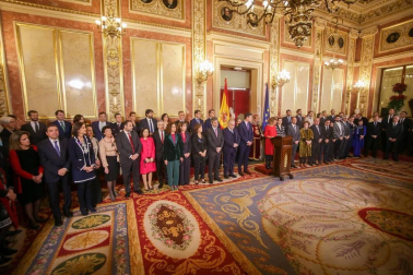 El Congreso ha acogido este viernes, 6 de diciembre, el acto central del cuadragésimo primer aniversario de la aprobación en referéndum de la Constitución de 1978, una ceremonia en la que se han estrenado sus anfitrionas, las presidentas del Congreso, Meritxell Batet, y del Senado, Pilar Llop, así como parlamentarios elegidos por primera vez el 28 de abril o el 10 de noviembre y presidentes autonómicos que apenas llevan medio año en el cargo.