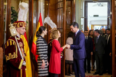 El Congreso ha acogido este viernes, 6 de diciembre, el acto central del cuadragésimo primer aniversario de la aprobación en referéndum de la Constitución de 1978, una ceremonia en la que se han estrenado sus anfitrionas, las presidentas del Congreso, Meritxell Batet, y del Senado, Pilar Llop, así como parlamentarios elegidos por primera vez el 28 de abril o el 10 de noviembre y presidentes autonómicos que apenas llevan medio año en el cargo.