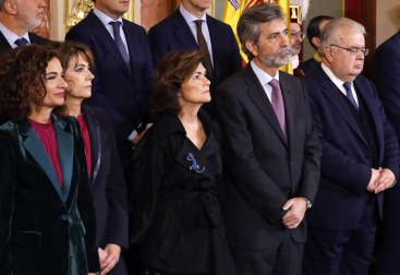 El Congreso ha acogido este viernes, 6 de diciembre, el acto central del cuadragésimo primer aniversario de la aprobación en referéndum de la Constitución de 1978, una ceremonia en la que se han estrenado sus anfitrionas, las presidentas del Congreso, Meritxell Batet, y del Senado, Pilar Llop, así como parlamentarios elegidos por primera vez el 28 de abril o el 10 de noviembre y presidentes autonómicos que apenas llevan medio año en el cargo.