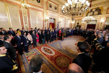 El Congreso ha acogido este viernes, 6 de diciembre, el acto central del cuadragésimo primer aniversario de la aprobación en referéndum de la Constitución de 1978, una ceremonia en la que se han estrenado sus anfitrionas, las presidentas del Congreso, Meritxell Batet, y del Senado, Pilar Llop, así como parlamentarios elegidos por primera vez el 28 de abril o el 10 de noviembre y presidentes autonómicos que apenas llevan medio año en el cargo.
