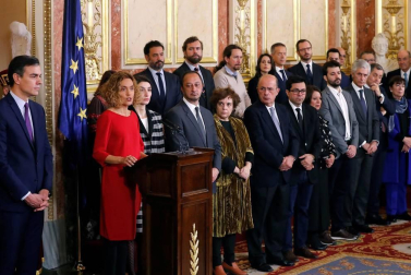El Congreso ha acogido este viernes, 6 de diciembre, el acto central del cuadragésimo primer aniversario de la aprobación en referéndum de la Constitución de 1978, una ceremonia en la que se han estrenado sus anfitrionas, las presidentas del Congreso, Meritxell Batet, y del Senado, Pilar Llop, así como parlamentarios elegidos por primera vez el 28 de abril o el 10 de noviembre y presidentes autonómicos que apenas llevan medio año en el cargo.