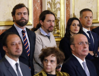 El Congreso ha acogido este viernes, 6 de diciembre, el acto central del cuadragésimo primer aniversario de la aprobación en referéndum de la Constitución de 1978, una ceremonia en la que se han estrenado sus anfitrionas, las presidentas del Congreso, Meritxell Batet, y del Senado, Pilar Llop, así como parlamentarios elegidos por primera vez el 28 de abril o el 10 de noviembre y presidentes autonómicos que apenas llevan medio año en el cargo.
