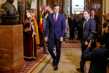 El Congreso ha acogido este viernes, 6 de diciembre, el acto central del cuadragésimo primer aniversario de la aprobación en referéndum de la Constitución de 1978, una ceremonia en la que se han estrenado sus anfitrionas, las presidentas del Congreso, Meritxell Batet, y del Senado, Pilar Llop, así como parlamentarios elegidos por primera vez el 28 de abril o el 10 de noviembre y presidentes autonómicos que apenas llevan medio año en el cargo.