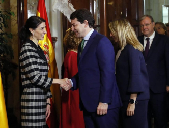 El Congreso ha acogido este viernes, 6 de diciembre, el acto central del cuadragésimo primer aniversario de la aprobación en referéndum de la Constitución de 1978, una ceremonia en la que se han estrenado sus anfitrionas, las presidentas del Congreso, Meritxell Batet, y del Senado, Pilar Llop, así como parlamentarios elegidos por primera vez el 28 de abril o el 10 de noviembre y presidentes autonómicos que apenas llevan medio año en el cargo.