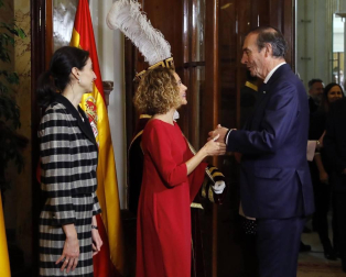El Congreso ha acogido este viernes, 6 de diciembre, el acto central del cuadragésimo primer aniversario de la aprobación en referéndum de la Constitución de 1978, una ceremonia en la que se han estrenado sus anfitrionas, las presidentas del Congreso, Meritxell Batet, y del Senado, Pilar Llop, así como parlamentarios elegidos por primera vez el 28 de abril o el 10 de noviembre y presidentes autonómicos que apenas llevan medio año en el cargo.
