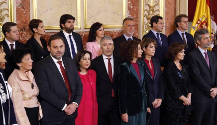 El Congreso ha acogido este viernes, 6 de diciembre, el acto central del cuadragésimo primer aniversario de la aprobación en referéndum de la Constitución de 1978, una ceremonia en la que se han estrenado sus anfitrionas, las presidentas del Congreso, Meritxell Batet, y del Senado, Pilar Llop, así como parlamentarios elegidos por primera vez el 28 de abril o el 10 de noviembre y presidentes autonómicos que apenas llevan medio año en el cargo.