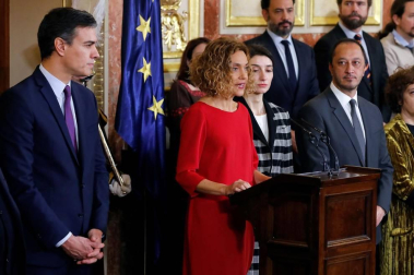 El Congreso ha acogido este viernes, 6 de diciembre, el acto central del cuadragésimo primer aniversario de la aprobación en referéndum de la Constitución de 1978, una ceremonia en la que se han estrenado sus anfitrionas, las presidentas del Congreso, Meritxell Batet, y del Senado, Pilar Llop, así como parlamentarios elegidos por primera vez el 28 de abril o el 10 de noviembre y presidentes autonómicos que apenas llevan medio año en el cargo.