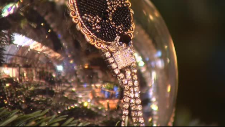 Instalan el árbol más caro del mundo en la localidad malagueña de Estepona