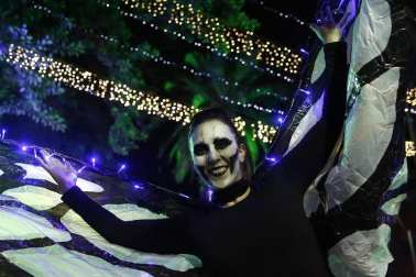 Catrinas, vikingos y elfos formaron parte de los personajes fantásticos que se pasearon por las calles de la ciudad colombiana