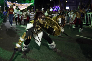 Catrinas, vikingos y elfos formaron parte de los personajes fantásticos que se pasearon por las calles de la ciudad colombiana