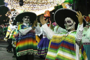 Catrinas, vikingos y elfos formaron parte de los personajes fantásticos que se pasearon por las calles de la ciudad colombiana