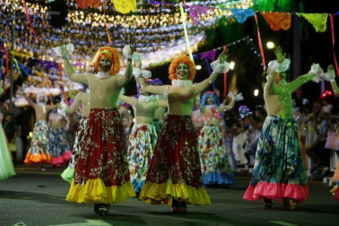 Catrinas, vikingos y elfos formaron parte de los personajes fantásticos que se pasearon por las calles de la ciudad colombiana