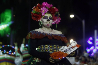Catrinas, vikingos y elfos formaron parte de los personajes fantásticos que se pasearon por las calles de la ciudad colombiana