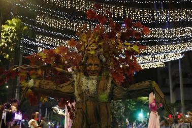Catrinas, vikingos y elfos formaron parte de los personajes fantásticos que se pasearon por las calles de la ciudad colombiana
