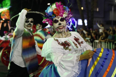 Catrinas, vikingos y elfos formaron parte de los personajes fantásticos que se pasearon por las calles de la ciudad colombiana