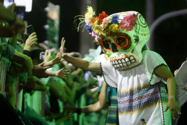 Catrinas, vikingos y elfos formaron parte de los personajes fantásticos que se pasearon por las calles de la ciudad colombiana