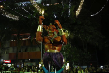 Catrinas, vikingos y elfos formaron parte de los personajes fantásticos que se pasearon por las calles de la ciudad colombiana