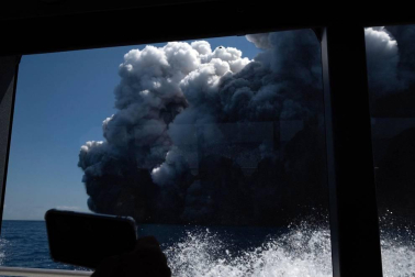 Medio centenar de turistas se encontraban en la isla donde ha entrado en erupción