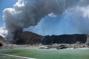 Medio centenar de turistas se encontraban en la isla donde ha entrado en erupción