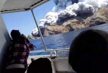 Medio centenar de turistas se encontraban en la isla donde ha entrado en erupción