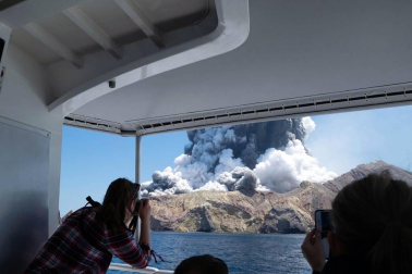 Medio centenar de turistas se encontraban en la isla donde ha entrado en erupción