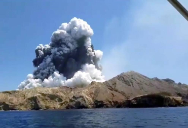 Medio centenar de turistas se encontraban en la isla donde ha entrado en erupción