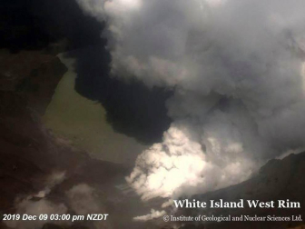 Medio centenar de turistas se encontraban en la isla donde ha entrado en erupción