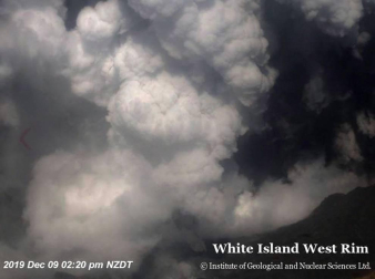 Medio centenar de turistas se encontraban en la isla donde ha entrado en erupción