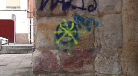 Pintadas vandálicas destrozan la fachada de la Iglesia de San Esteban, en Zamora