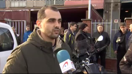 Los bomberos luchan contra el incendio que afecta a una planta de reciclaje de disolventes en Barcelona