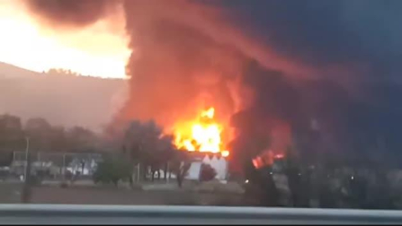 Un gran incendio en una planta de reciclaje de disolventes en Barcelona obliga a activar el Plan de Emergencia Químicas