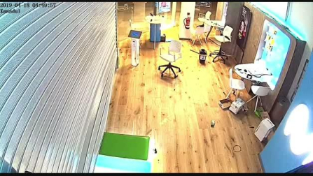 Vídeo del robo en una tienda de telefonía móvil