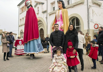 Desde el sábado 30 de noviembre hasta el domingo 8 de diciembre, los habitantes de Lerín tuvieron la suerte de celebrar las fiestas de diciembre de su pueblo. A lo largo de la semana se pudo participar en un sinfín de actividades: comidas populares, conciertos, bingo, torico de fuego... Pero no fue hasta el pasado domingo cuando los gigantes y cabezudos salieron a las calles.
