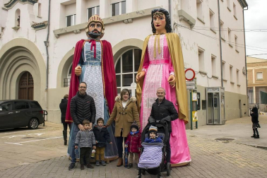 Desde el sábado 30 de noviembre hasta el domingo 8 de diciembre, los habitantes de Lerín tuvieron la suerte de celebrar las fiestas de diciembre de su pueblo. A lo largo de la semana se pudo participar en un sinfín de actividades: comidas populares, conciertos, bingo, torico de fuego... Pero no fue hasta el pasado domingo cuando los gigantes y cabezudos salieron a las calles.