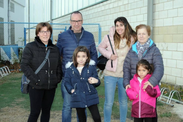 El pasado 7 de diciembre los vecinos de Funes se dieron cita en el pabellón polideportivo de la localidad para participar a una acción solidaria a favor de la Asociación Navarra de Síndrome de Down. Los asistentes pudieron aprovechar para hacer ejercicio sin perder la sonrisa gracias a una sesión de zumba.