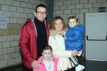 El pasado 7 de diciembre los vecinos de Funes se dieron cita en el pabellón polideportivo de la localidad para participar a una acción solidaria a favor de la Asociación Navarra de Síndrome de Down. Los asistentes pudieron aprovechar para hacer ejercicio sin perder la sonrisa gracias a una sesión de zumba.