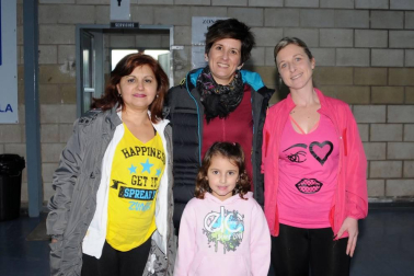 El pasado 7 de diciembre los vecinos de Funes se dieron cita en el pabellón polideportivo de la localidad para participar a una acción solidaria a favor de la Asociación Navarra de Síndrome de Down. Los asistentes pudieron aprovechar para hacer ejercicio sin perder la sonrisa gracias a una sesión de zumba.