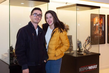 Los fans de la saga 'Star Wars' se acercaron a Baluarte el pasado domingo para descubrir el universo creativo de la película y los secretos del rodaje comandado por George Lucas en la exposición de la Sala de la Muralla que llegó a Pamplona el 5 de diciembre para quedarse hasta el 12 de enero.