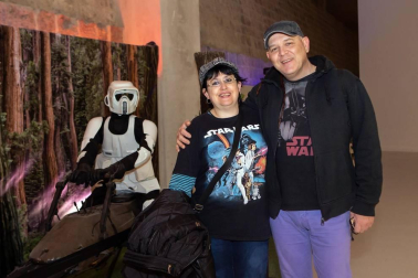 Los fans de la saga 'Star Wars' se acercaron a Baluarte el pasado domingo para descubrir el universo creativo de la película y los secretos del rodaje comandado por George Lucas en la exposición de la Sala de la Muralla que llegó a Pamplona el 5 de diciembre para quedarse hasta el 12 de enero.