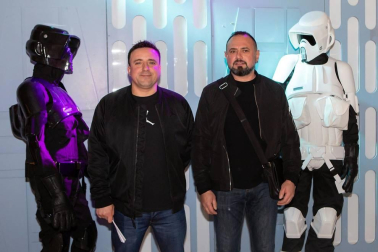 Los fans de la saga 'Star Wars' se acercaron a Baluarte el pasado domingo para descubrir el universo creativo de la película y los secretos del rodaje comandado por George Lucas en la exposición de la Sala de la Muralla que llegó a Pamplona el 5 de diciembre para quedarse hasta el 12 de enero.